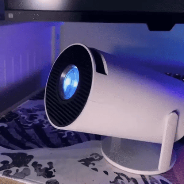 GIF van de MiniBeamer™ in actie, die een film projecteert op een muur in een woonkamer